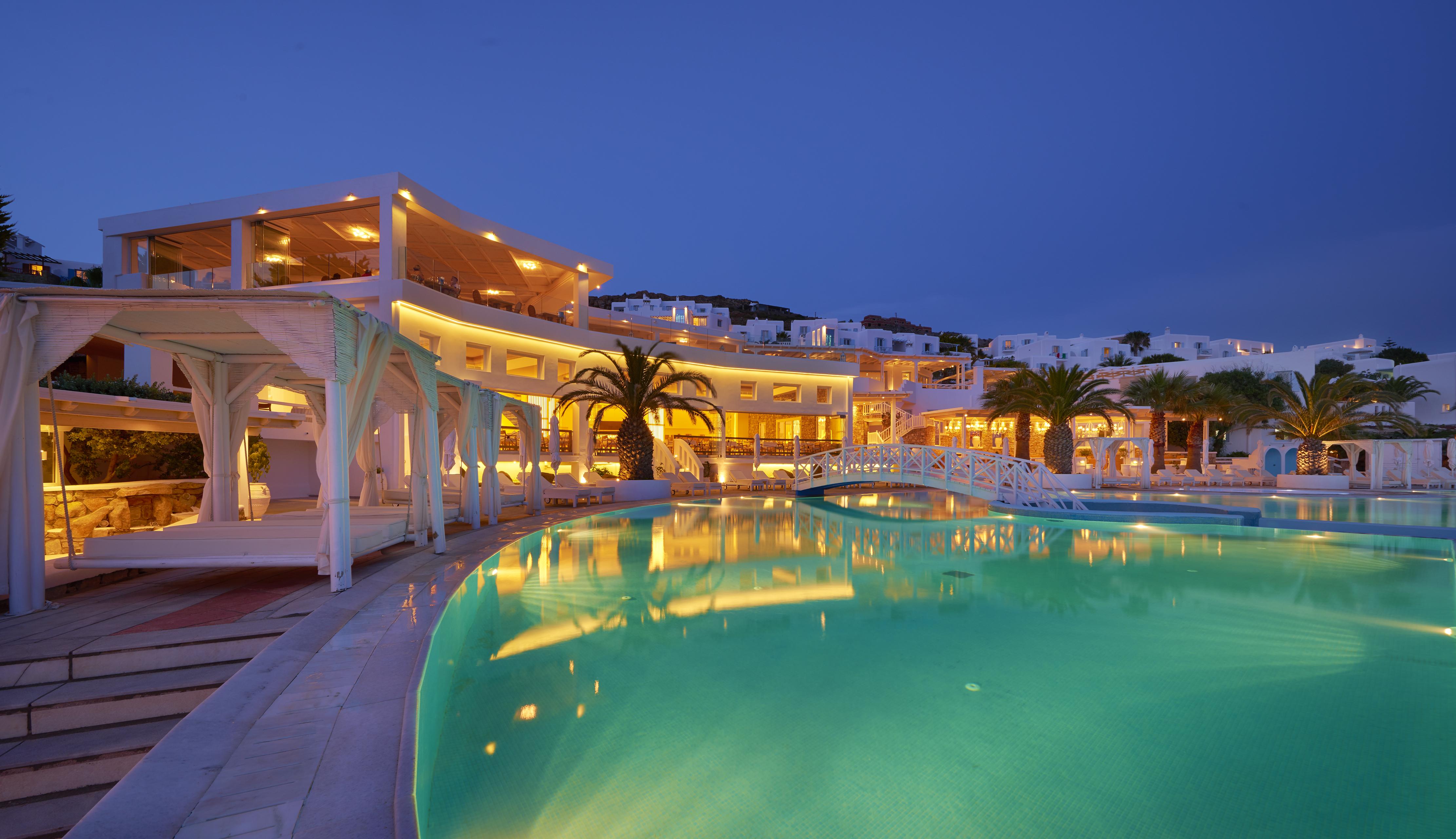 เซนต์จอห์น โฮเต็ล วิลลา แอนด์ สปา Hotel Agios Ioannis Diakoftis ภายนอก รูปภาพ The resort at night
