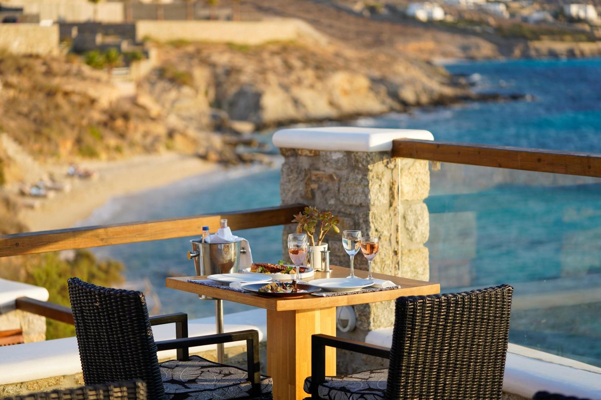เซนต์จอห์น โฮเต็ล วิลลา แอนด์ สปา Hotel Agios Ioannis Diakoftis ภายนอก รูปภาพ A table set for dinner at a restaurant in Mykonos, Greece