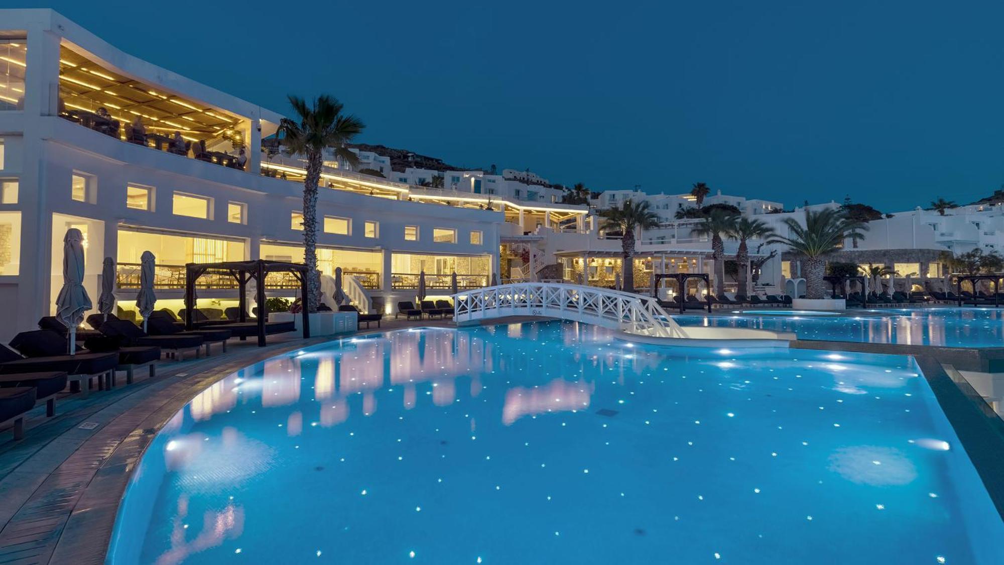 เซนต์จอห์น โฮเต็ล วิลลา แอนด์ สปา Hotel Agios Ioannis Diakoftis ภายนอก รูปภาพ The resort at night