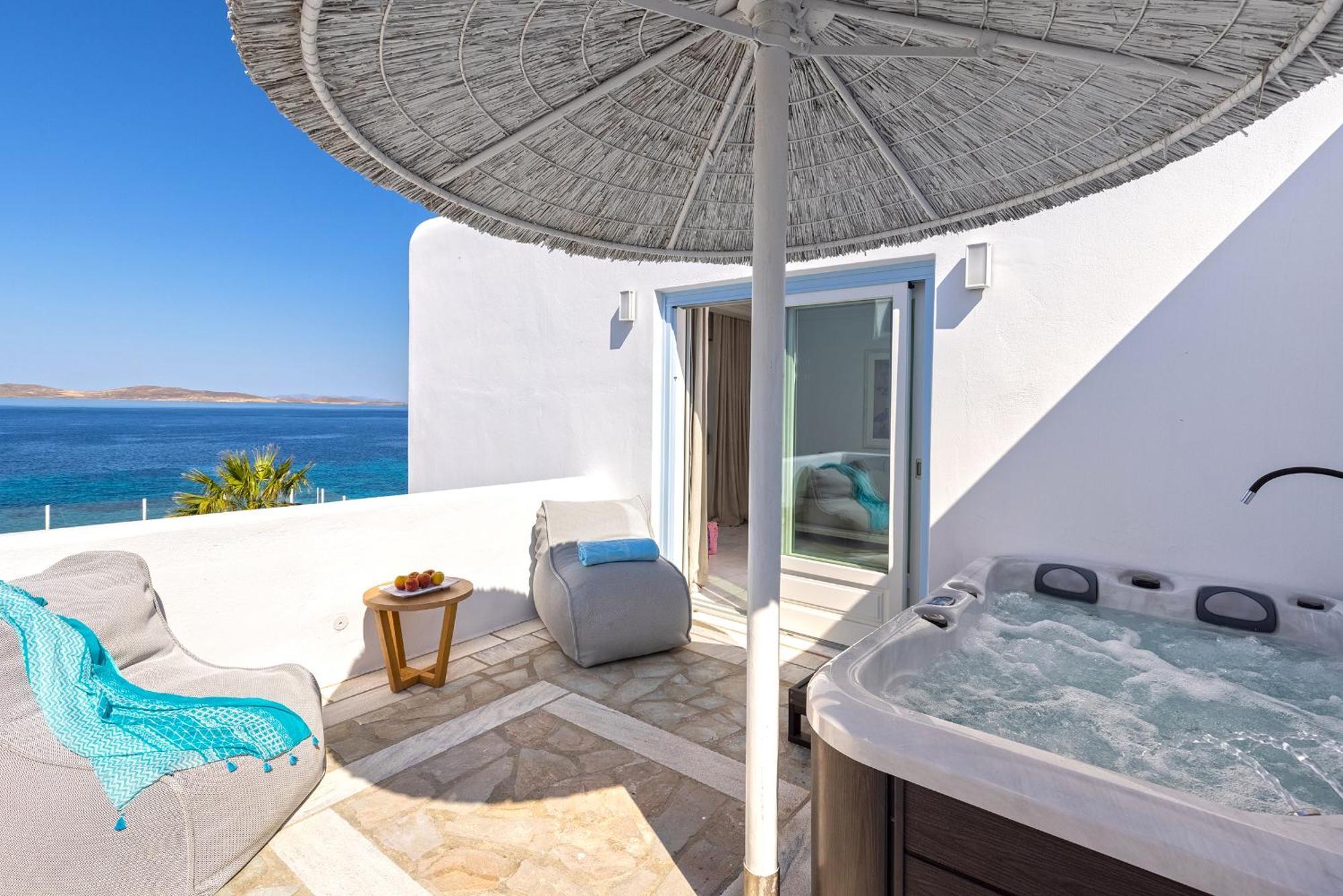 เซนต์จอห์น โฮเต็ล วิลลา แอนด์ สปา Hotel Agios Ioannis Diakoftis ภายนอก รูปภาพ A private hot tub at a hotel in Mykonos, Greece