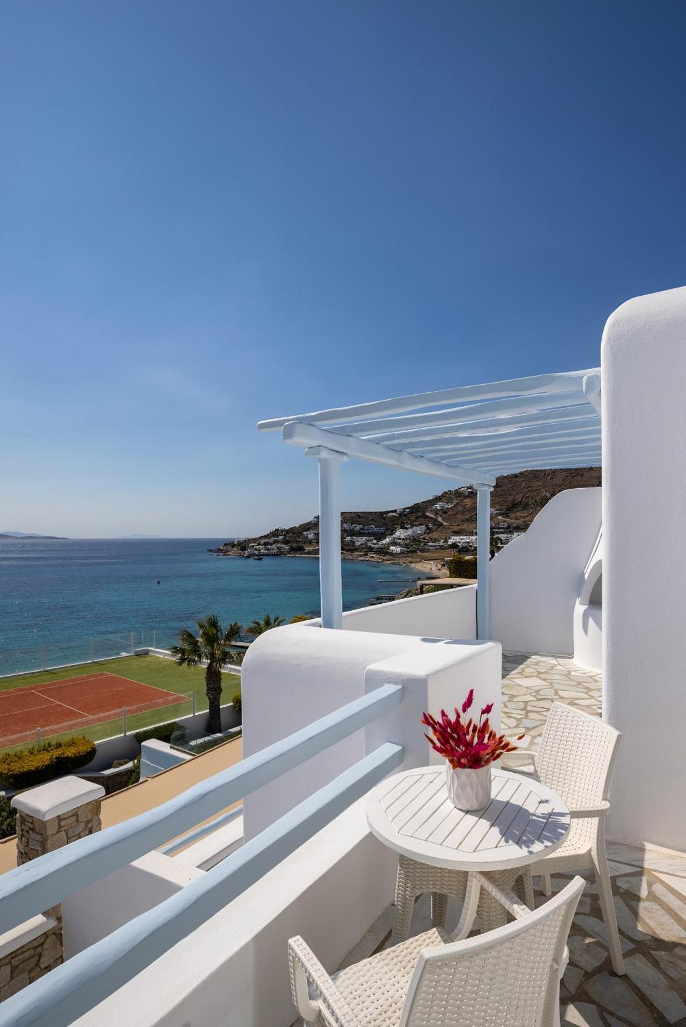 เซนต์จอห์น โฮเต็ล วิลลา แอนด์ สปา Hotel Agios Ioannis Diakoftis ภายนอก รูปภาพ A view of the Aegean Sea from a hotel in Mykonos