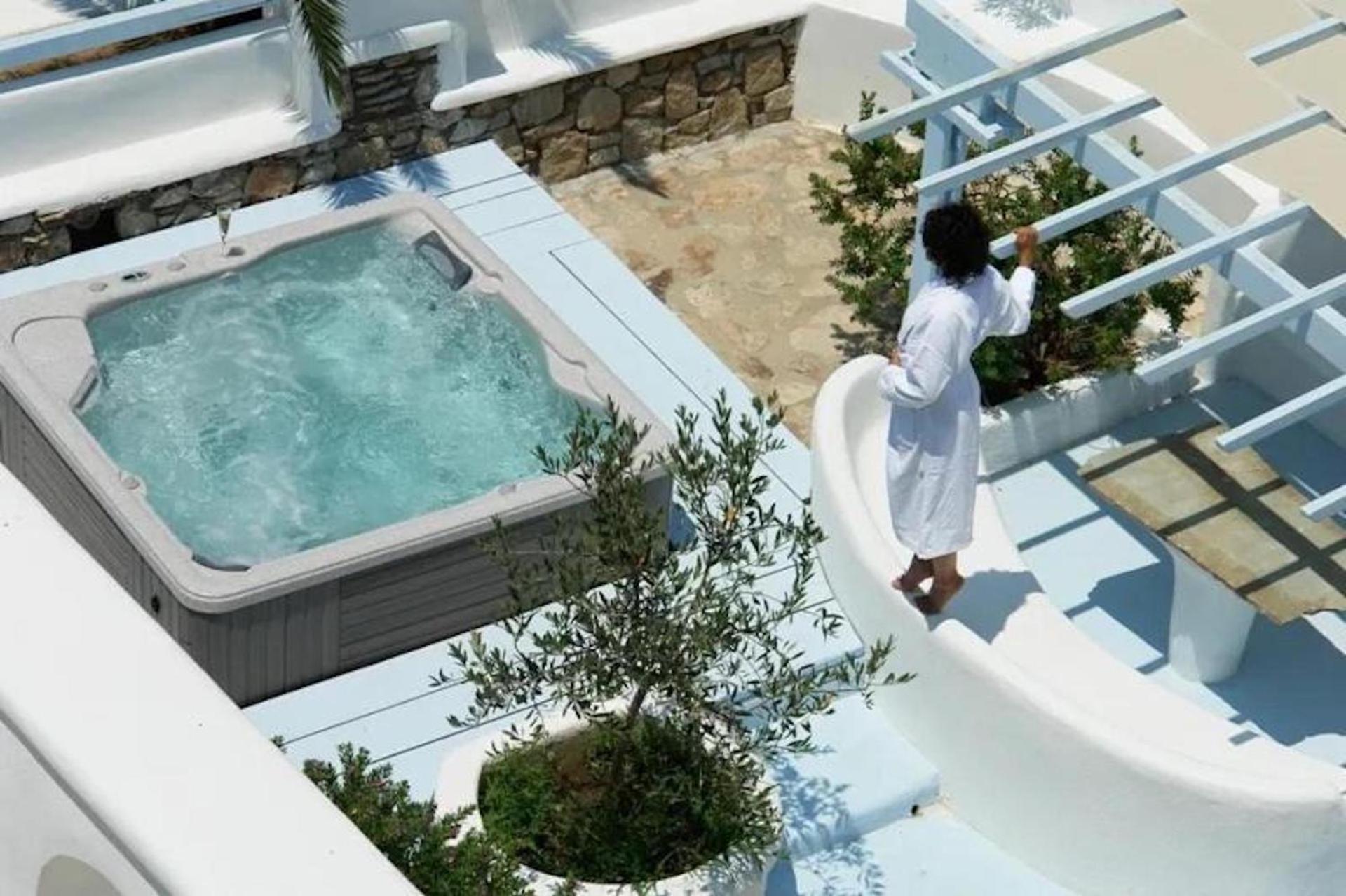 เซนต์จอห์น โฮเต็ล วิลลา แอนด์ สปา Hotel Agios Ioannis Diakoftis ภายนอก รูปภาพ A hot tub in Mykonos, Greece